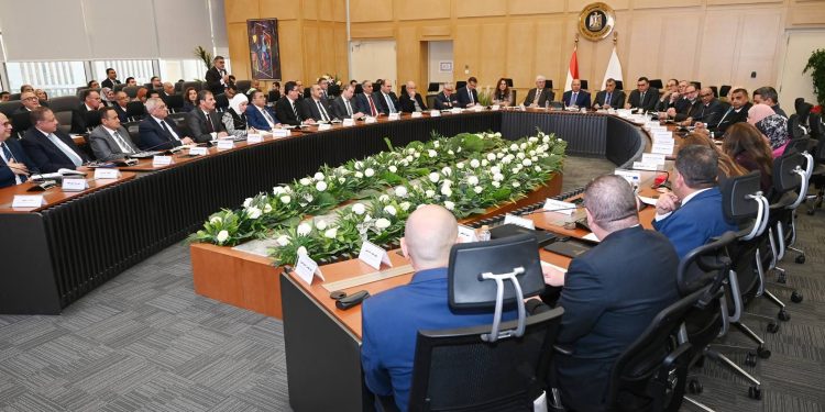 بصدارة استثمارات “مليارية”.. كامل الوزير يُطلق حزمة قرارات لثورة صناعية شاملة