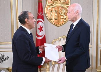 وزير الخارجية يسلّم رسالة خطية من الرئيس السيسي إلى نظيره التونسي تؤكد خصوصية العلاقات بين البلدين