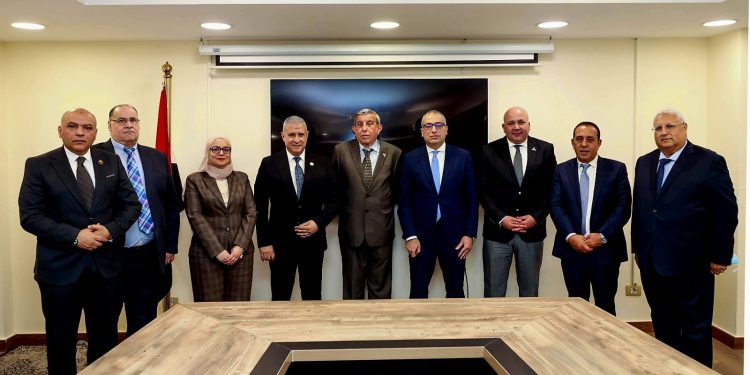 رئيس لجنة الزراعة بالشيوخ يلتقي رئيس البنك الزراعي المصري لبحث دعم صغار المزارعين وزيادة الصادرات    