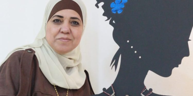 د. أمل أبو زيد: لوحات “المرأة والقنارية” حالة فنية ترمز للأمان والانتظار و القوة الصامتة