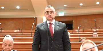 العدل يفتتح الفصل التشريعي بتقديم أول استجواب في البرلمان: مساءلة شاملة حول أزمة الغاز والطاقة