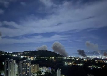 كاراكاس تحت النار: دوي 7 انفجارات عنيفة يهز العاصمة الفنزويلية وسط تحليق مكثف لمقاتلات مجهولة