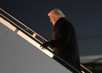 عاجل | “عطل مفاجئ” يغير مسار رحلة ترامب.. الرئيس الأمريكي يستقل طائرة بديلة ويحلق مجدداً صوب “دافوس”