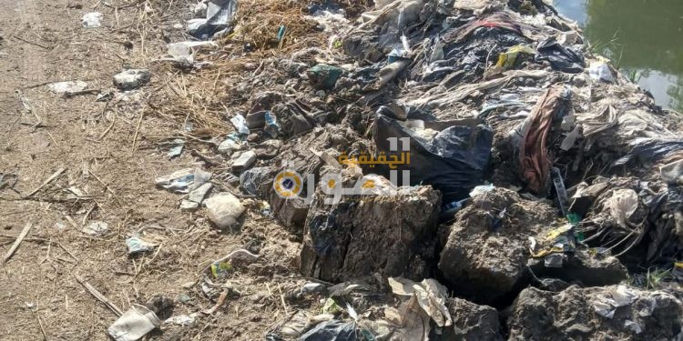 قرية “كفر السودان” تغرق في النفايات.. والأهالي يستغيثون بوزير التنمية المحلية ومحافظ كفر الشيخ