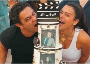 آسر ياسين “بوجهين” في “إن غاب القط”: تجربة التوأم “مرهقة”.. والفيلم يحذر من “العلاقات السامة”