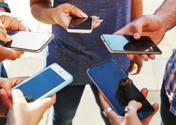 رئيس مصلحة الجمارك يحسم الجدل: لا تراجع عن رسوم “المحمول” والقرار يستهدف حماية الصناعة الوطنية