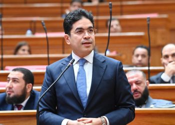 “ضياء الدين داود” يطالب بمساءلة وزير الطيران حول تسرب وقود الطائرات بمطار القاهرة وتأخر الرحلات