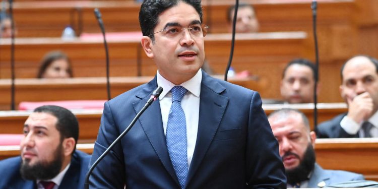 “ضياء الدين داود” يطالب بمساءلة وزير الطيران حول تسرب وقود الطائرات بمطار القاهرة وتأخر الرحلات