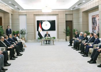 بحضور الوزراء الجُدد.. رئيس الوزراء يُكرم الوزراء السابقين .. ويؤكد: نستكمل ما بناه السابقون