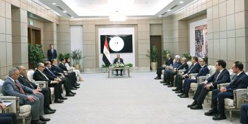 بحضور الوزراء الجُدد.. رئيس الوزراء يُكرم الوزراء السابقين .. ويؤكد: نستكمل ما بناه السابقون