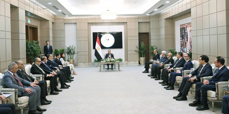 بحضور الوزراء الجُدد.. رئيس الوزراء يُكرم الوزراء السابقين .. ويؤكد: نستكمل ما بناه السابقون