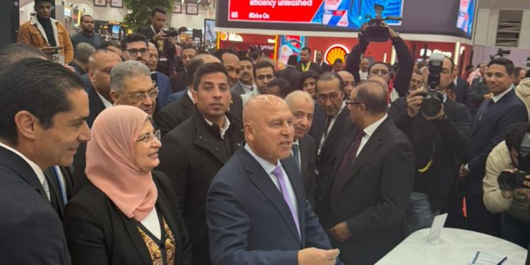 وزير الصناعة والنقل يزور معرض مصر الدولي للسيارات «أوتومورو 2026» 