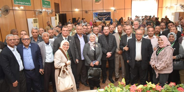 هاني ضاحي يبدأ زيارته للوادي الجديد بلقاء المحافظ ويؤكد لمهندسيها: دعم التنمية وتمكين الكفاءات أولوية المرحلة المقبلة