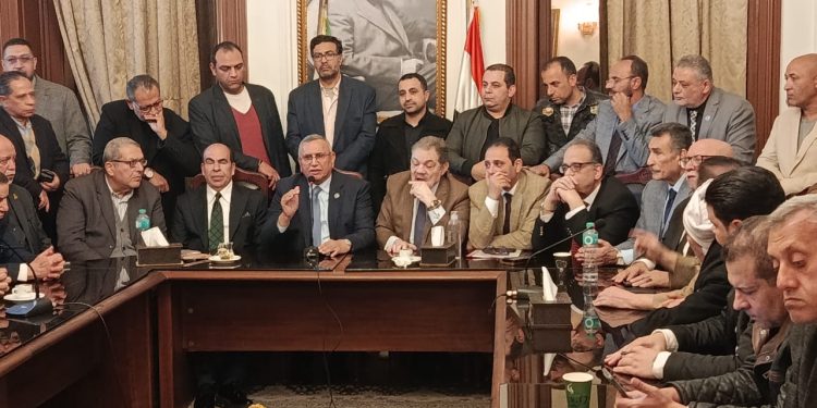 رغم غيابه عن الانتخابات.. الدكتور عبدالسند يمامة يسلم رئاسة حزب الوفد للدكتور السيد البدوي