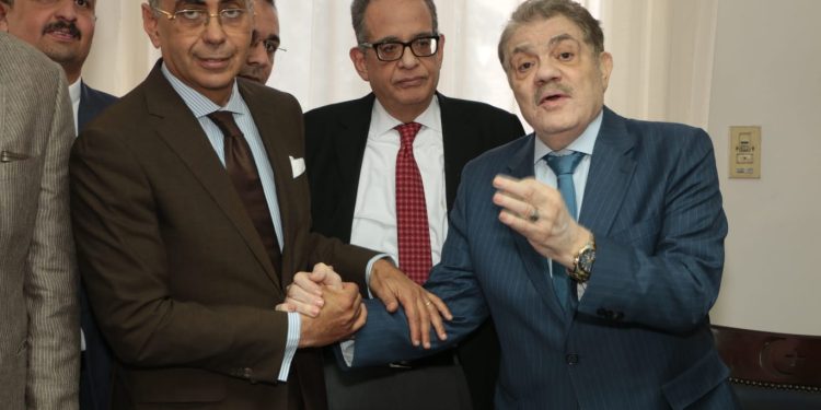 ‮«‬سرى‭ ‬الدين»‬‭ ‬يشيد‭ ‬بحيادية‭ ‬لجنة‭ ‬انتخابات الوفد‭ ‬ويؤكد‭ ‬سلامة‭ ‬النتائج.. و‮«‬البدوى‮»‬: ‬يدًا‭ ‬بيد‭ ‬لإعلاء‭ ‬مصلحة‭ ‬الحزب