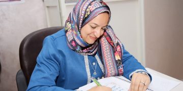 الدكتورة فتحية الفرارجي تعبر جسر الإبداع من النقد الأكاديمي إلى عالم الرواية في “أهلة أبيدوس” وسلاسلها لليافعين