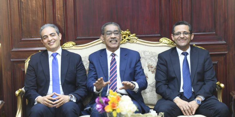 خلال لقائه نقيبا الصحفيين والإعلاميين.. ضياء رشوان: لا تراجع عن حرية الرأي والموضوعية هي سلاحنا ضد الشائعات