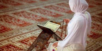 هل تصلي المرأة الحائض صلاة الفجر اذا طهرت بعد شروق الشمس؟