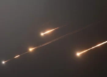 بركان الغضب الإيراني ينفجر: طهران تجتاح الأجواء الإسرائيلية بمئات الصواريخ ردًا على الهجوم الأمريكي الإسرائيلي المشترك