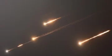 بركان الغضب الإيراني ينفجر: طهران تجتاح الأجواء الإسرائيلية بمئات الصواريخ ردًا على الهجوم الأمريكي الإسرائيلي المشترك