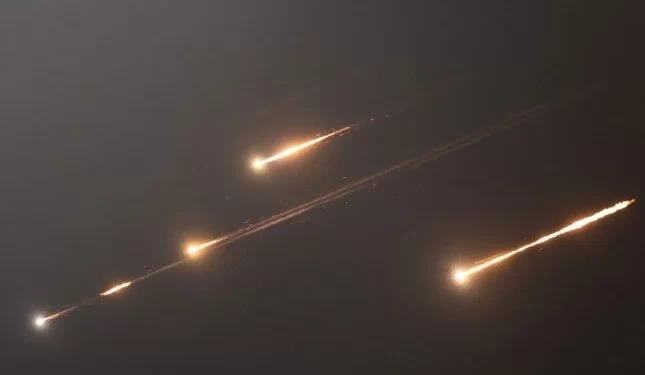 بركان الغضب الإيراني ينفجر: طهران تجتاح الأجواء الإسرائيلية بمئات الصواريخ ردًا على الهجوم الأمريكي الإسرائيلي المشترك