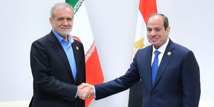 الرئيس السيسي في اتصال بـ نيره الإيراني “بزشكيان”: أمن الخليج والأردن والعراق “خط أحمر”.. ومصر جاهزة للوساطة لنزع فتيل الأزمة