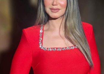 الفنانة إيناس عز الدين تحتفل بوالدتها في عيد الأم: «ربنا يحفظك ويسعدك ويخليكي لينا»