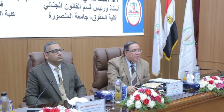 في المؤتمر السنوي التاسع للدراسات العليا.. الحسين عبد اللطيف يقدم ورقة بحثية حول تجريم المحتوى الإلكتروني المخل بين مطرقة القانون وسندان الشريعة 