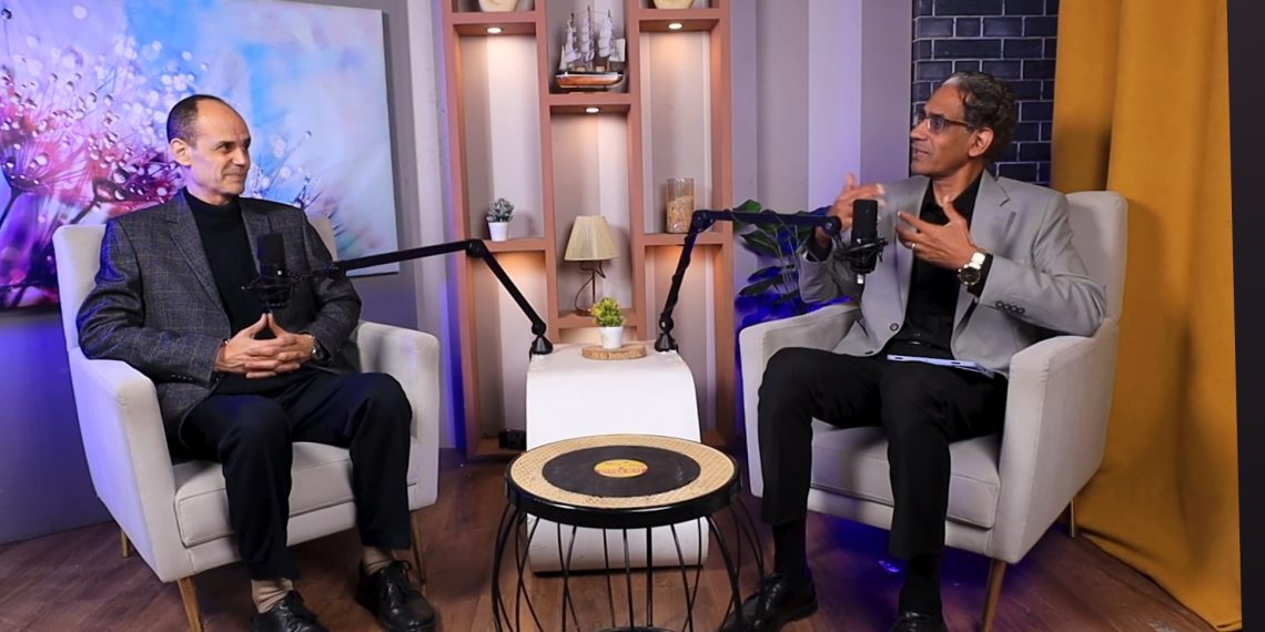 خيال الفنان يتنبأ بالثورات.. عمرو عكاشة لـ “بودكاست نور”: الكاريكاتير “جهاز استقبال” لموجات المجتمع والذكاء الاصطناعي يحسم صراع المستقبل