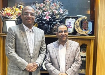 الدكتور علي مهران يبحث مع وكيل وزارة الصحة بأسيوط ضبط توزيع الأطقم الطبية داخل المنشآت الصحية