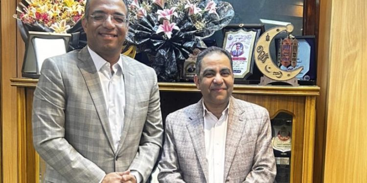 الدكتور علي مهران يبحث مع وكيل وزارة الصحة بأسيوط ضبط توزيع الأطقم الطبية داخل المنشآت الصحية