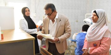وزير الصحة يجري جولة ميدانية مفاجئة بمدينة بدر ويوجه بتقليل وقت انتظار المرضى في مركز طبي الحي الثالث