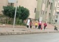 غضب واستياء بين أولياء الأمور بسبب التخبط في قرارات تعطيل الدراسة.. و”التعليم”: استكمال اليوم الدراسي لمن تعذر مغادرتهم!