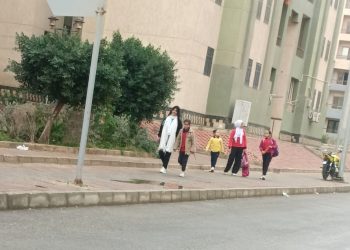 غضب واستياء بين أولياء الأمور بسبب التخبط في قرارات تعطيل الدراسة.. و”التعليم”: استكمال اليوم الدراسي لمن تعذر مغادرتهم!