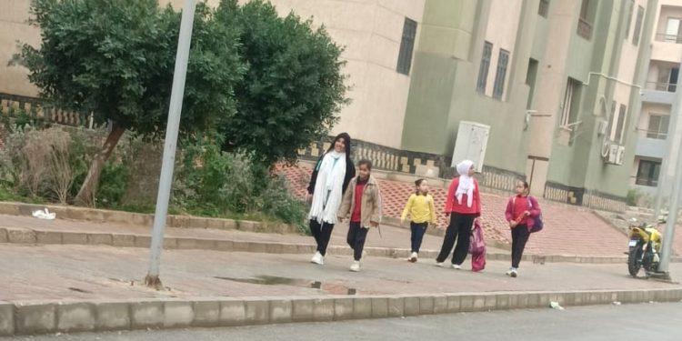 غضب واستياء بين أولياء الأمور بسبب التخبط في قرارات تعطيل الدراسة.. و”التعليم”: استكمال اليوم الدراسي لمن تعذر مغادرتهم!