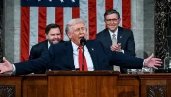 ترامب يعلن عن “مفاوضات مثمرة” مع إيران لتجميد الضربات العسكرية.. وطهران تنفي وتتمسك بـ “العقاب”!