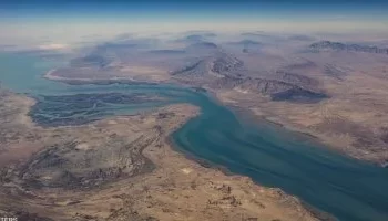 إيران تفرض “قواعد اشتباك” بحرية بمضيق هرمز وتستثني سفن الأعداء