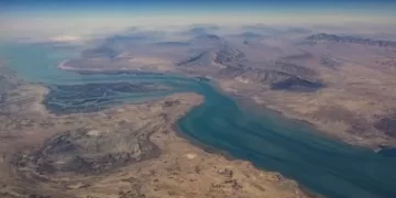 إيران تفرض “قواعد اشتباك” بحرية بمضيق هرمز وتستثني سفن الأعداء