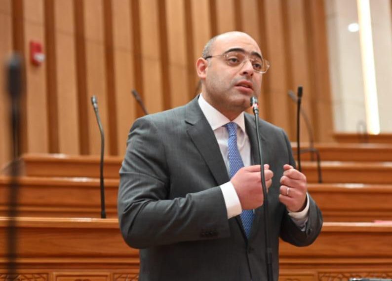 طلب إحاطة بشأن تداعيات القرارات التنظيمية الأخيرة الخاصة بمدارس (STEM) 