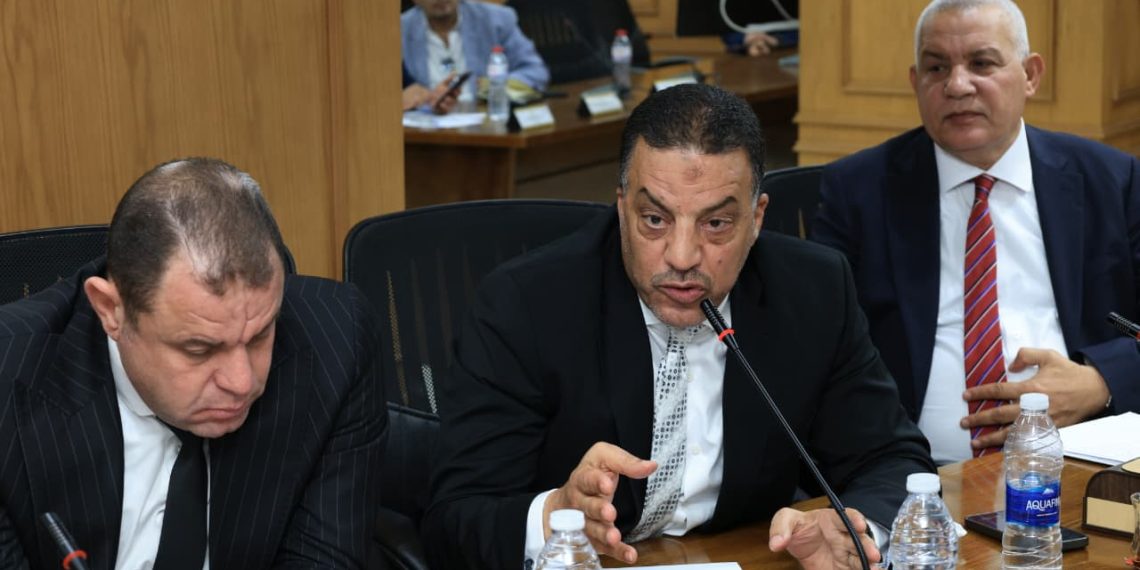 النائب فيصل أبو عريضة يحصل على ترخيص 30 ميكروباص لحل أزمة المواصلات بمركز الصف