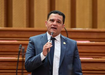 النائب أمير الجزار يتقدم باقتراح برغبة بشأن: التوسع في إنشاء وتفعيل منافذ صرف الأدوية الخاصة بمنتفعي التأمين الصحي