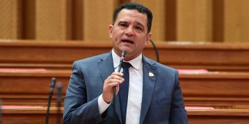 النائب أمير الجزار يتقدم باقتراح برغبة بشأن: التوسع في إنشاء وتفعيل منافذ صرف الأدوية الخاصة بمنتفعي التأمين الصحي