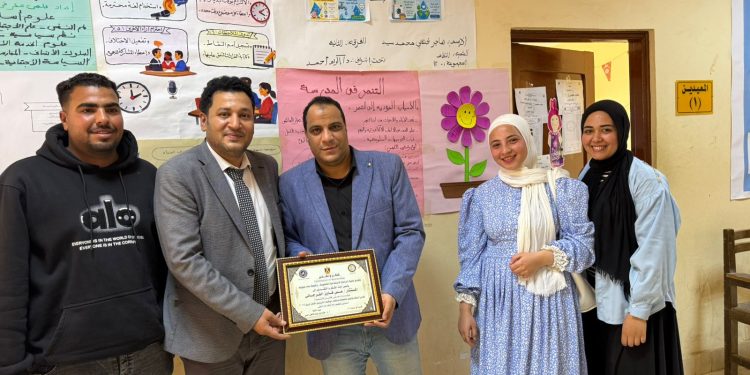 تكريم ” علي فايز” بجامعة بني سويف تقديرًا لجهوده في العمل الخدمي والتنموي