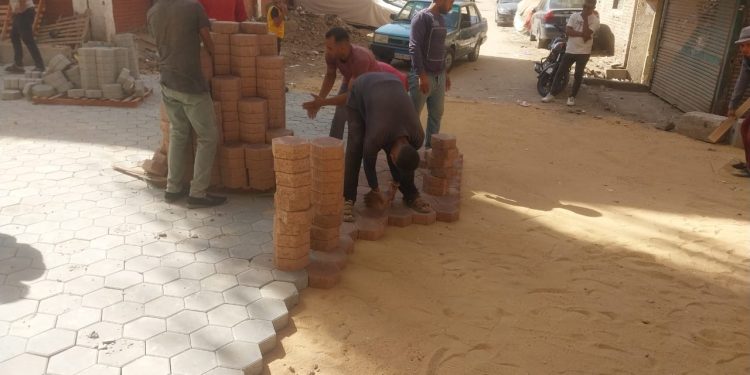 محافظ الجيزة: رصف 11 شارعًا ومتفرعاتهم بالانترلوك بمنطقة أرض الجمعية في إمبابة