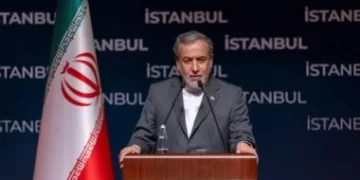 عراقجي في إسلام آباد يحمل رد طهران ومفاوضات واشنطن تتعثر