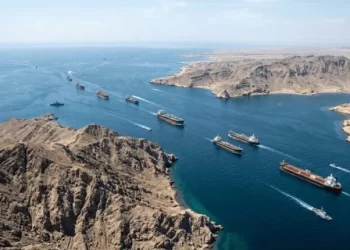 بركان “هرمز” ينفجر: طهران تفرض “قواعد عبور” جديدة تحت القصف.. وغارات أمريكية إسرائيلية تهز قلب العاصمة