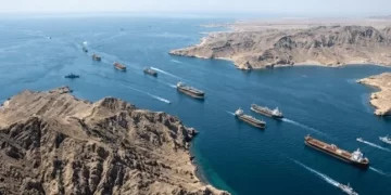 بركان “هرمز” ينفجر: طهران تفرض “قواعد عبور” جديدة تحت القصف.. وغارات أمريكية إسرائيلية تهز قلب العاصمة