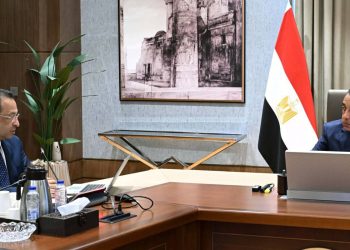 مدبولي يتابع خطط زيادة صادرات التعهيد وتوطين صناعة المحمول