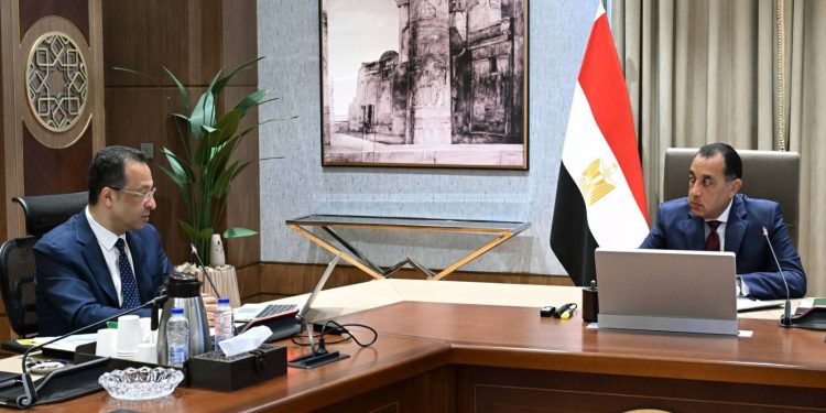 مدبولي يتابع خطط زيادة صادرات التعهيد وتوطين صناعة المحمول