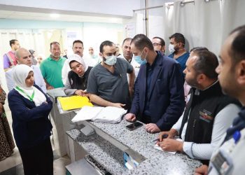 نائب وزير الصحة يتفقد المنشآت الصحية بالشرقية ويوجه بتوفير كرسي أسنان بمركز طبي منيا القمح وصرف مكافأة للمتميزين